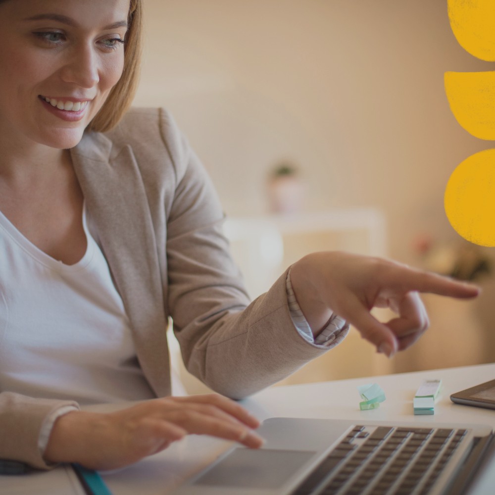 Kobieta wskazująca na ekran laptopa